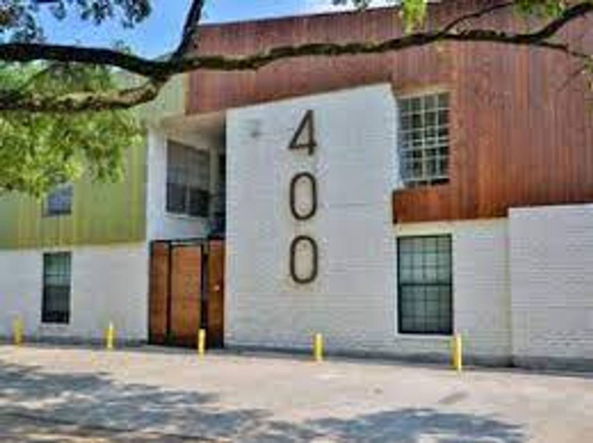 Apartment for rent at 400 Westmoreland St, Houston, TX 77006