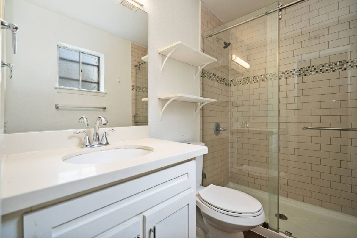 Apartment for rent at 400 Westmoreland St, Houston, TX 77006