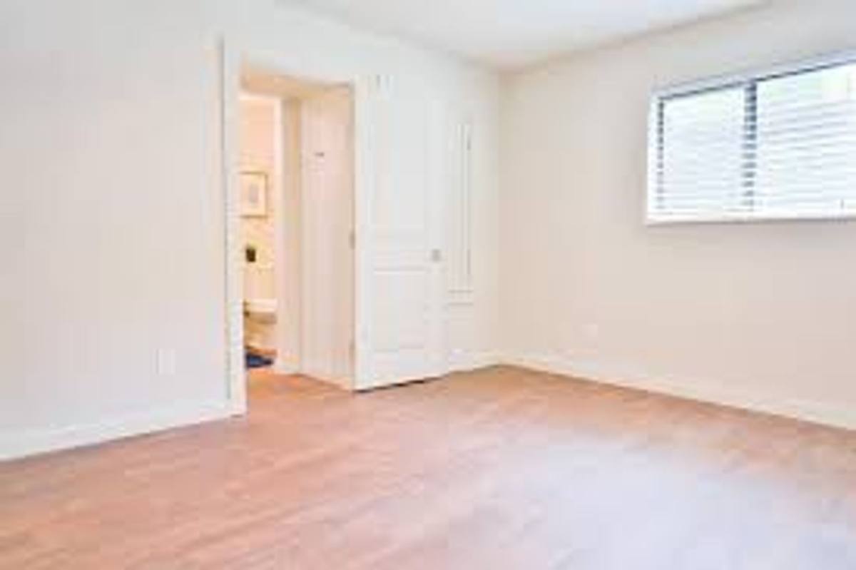 Apartment for rent at 400 Westmoreland St, Houston, TX 77006