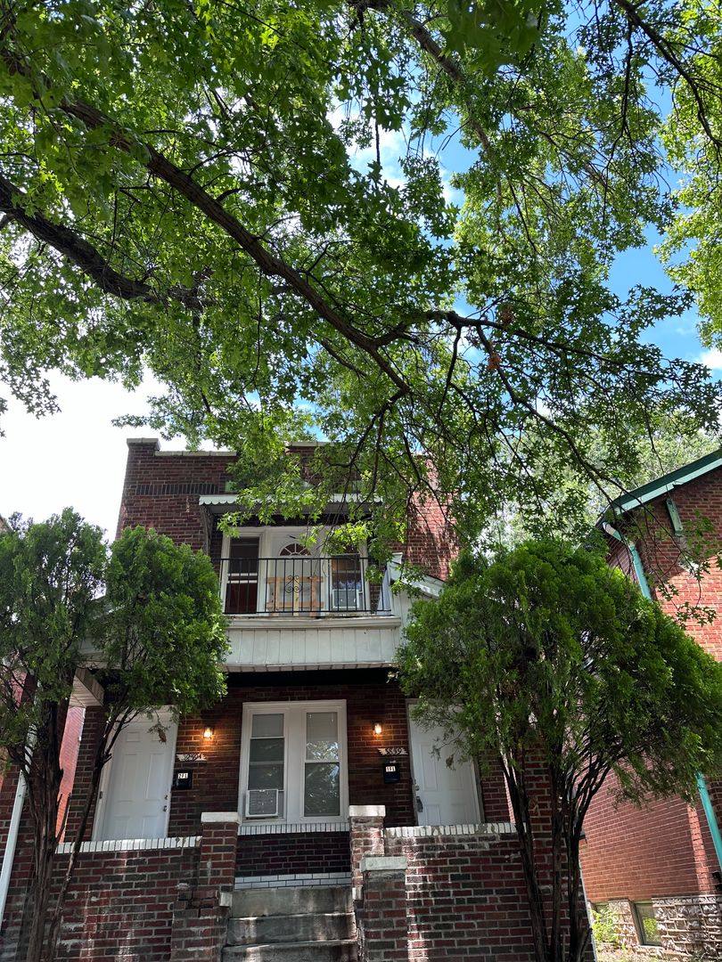 Apartment for rent at 3859 Alberta St, Saint Louis, MO 63116