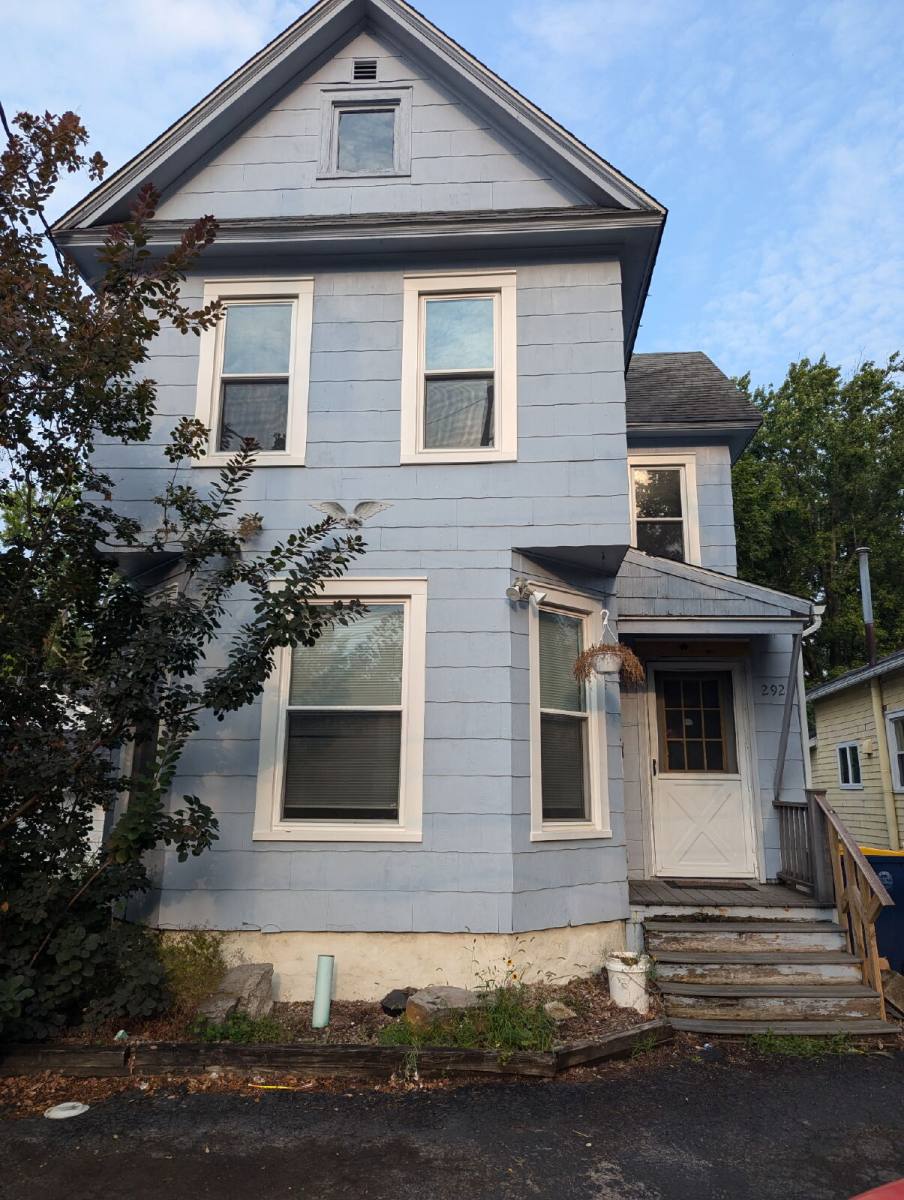 Townhouse for rent at 292 Locust St, Lockport, NY 14094