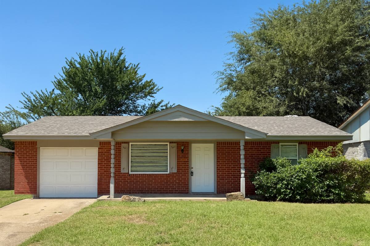 House for rent at 813 S Meadow Lane, Mustang, OK 73064