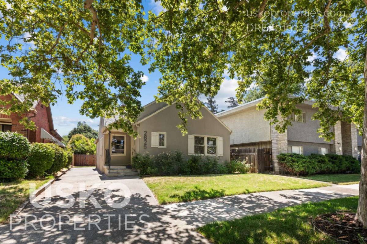 Townhouse for rent at 2625 27th St #1, Sacramento, CA 95818