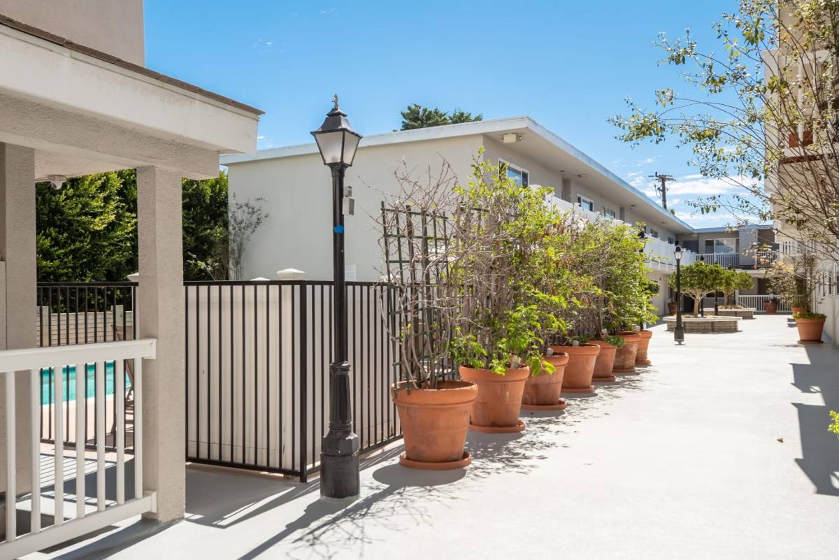 Condo for rent at 2411 Prospect Ave #SPACIOUS Hermosa Hid, Hermosa Beach, CA 90254