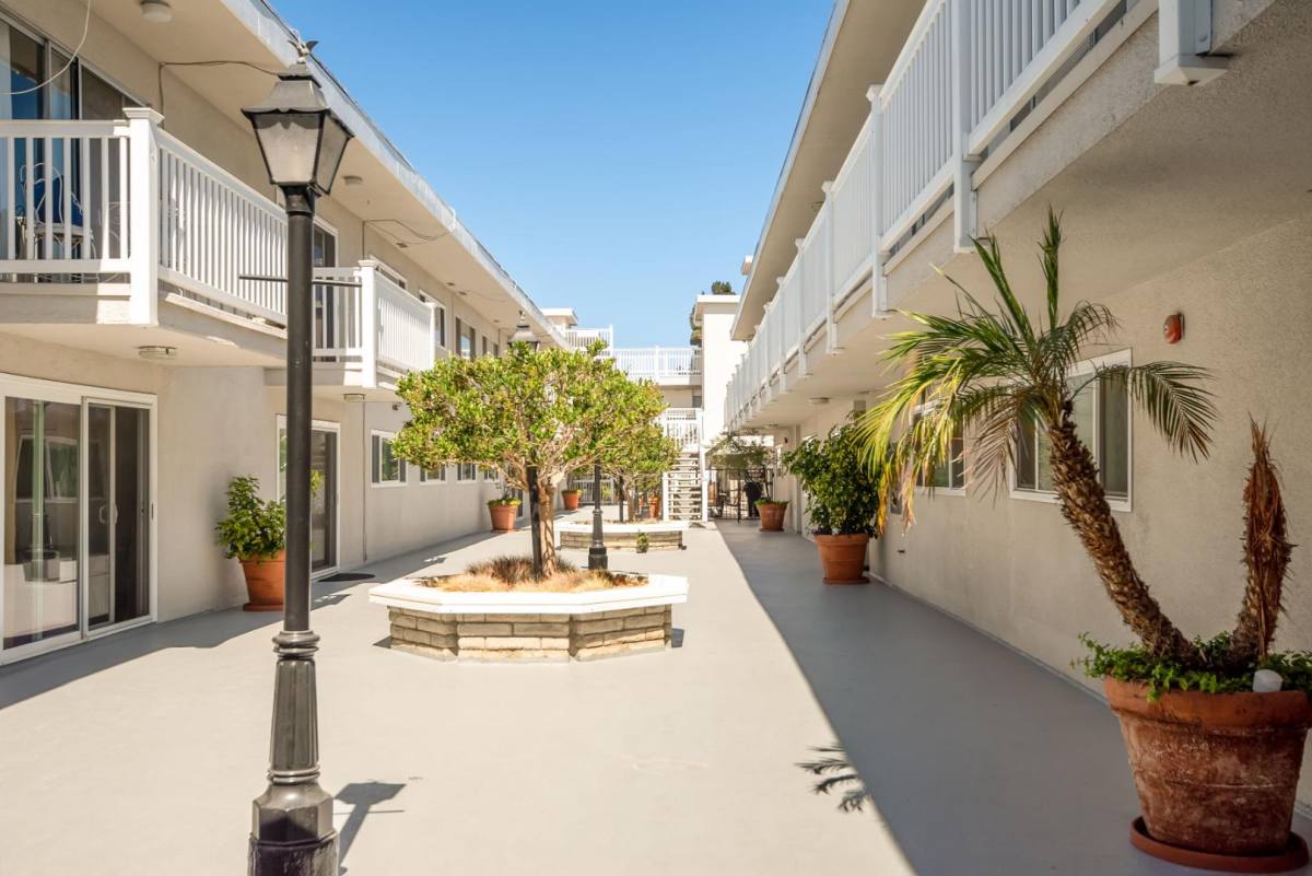 Condo for rent at 2411 Prospect Ave #SPACIOUS Hermosa Hid, Hermosa Beach, CA 90254