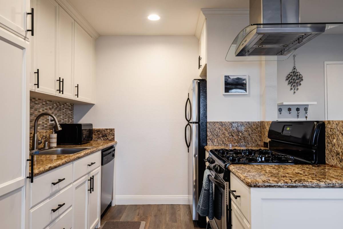 2411 Prospect Ave, Hermosa Beach, CA 90254 - Condo for Rent - Image 12