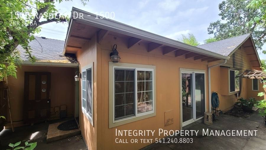 Apartment for rent at 1500 Raydean Dr, Grants Pass, OR 97527