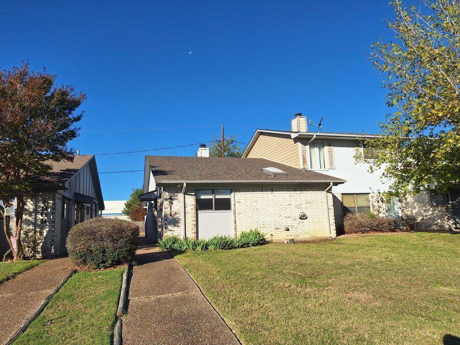 Townhouse for rent at 4911 Maryanna Way, North Richland Hills, TX 76180