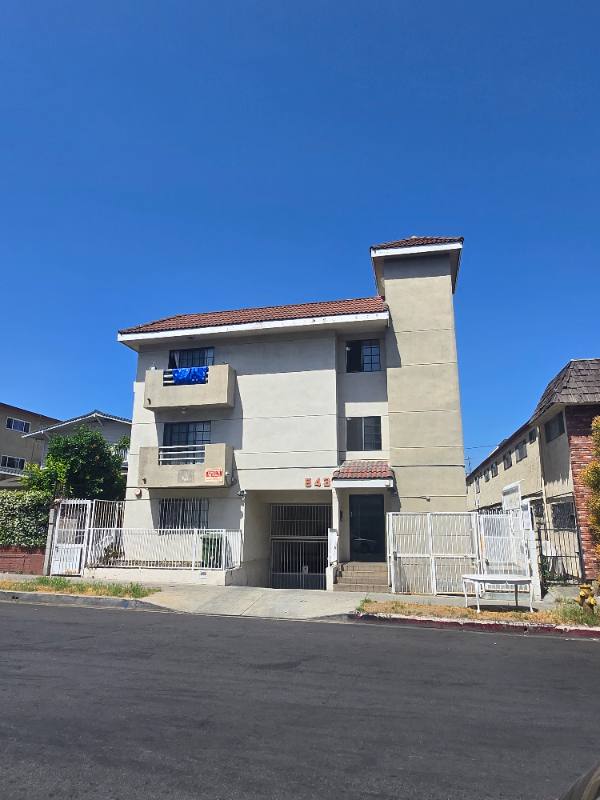Apartment for rent at 843 S Ardmore Ave #102, Los Angeles, CA 90005