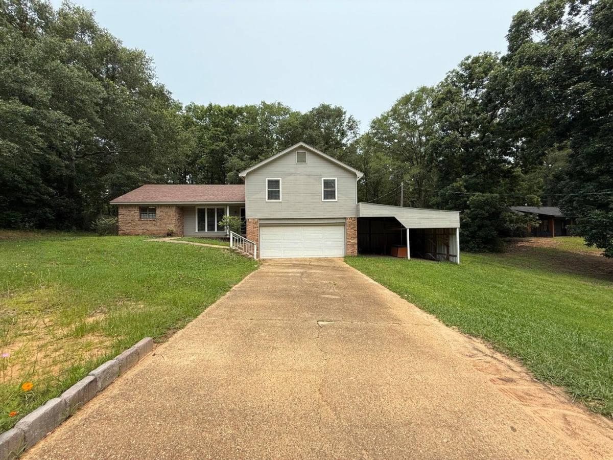 House for rent at 338 Pinewood Dr, Columbus, MS 39702
