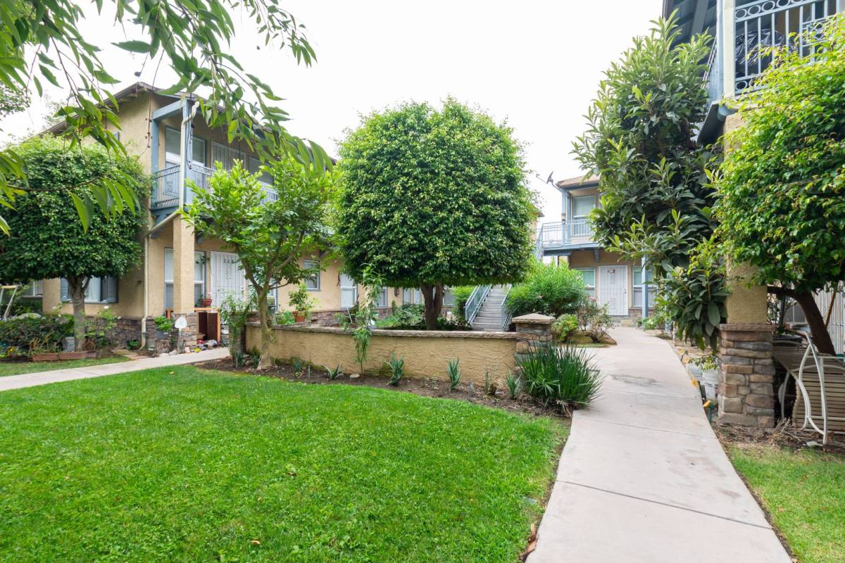 Apartment for rent at 202 E Walnut St, Santa Ana, CA 92701