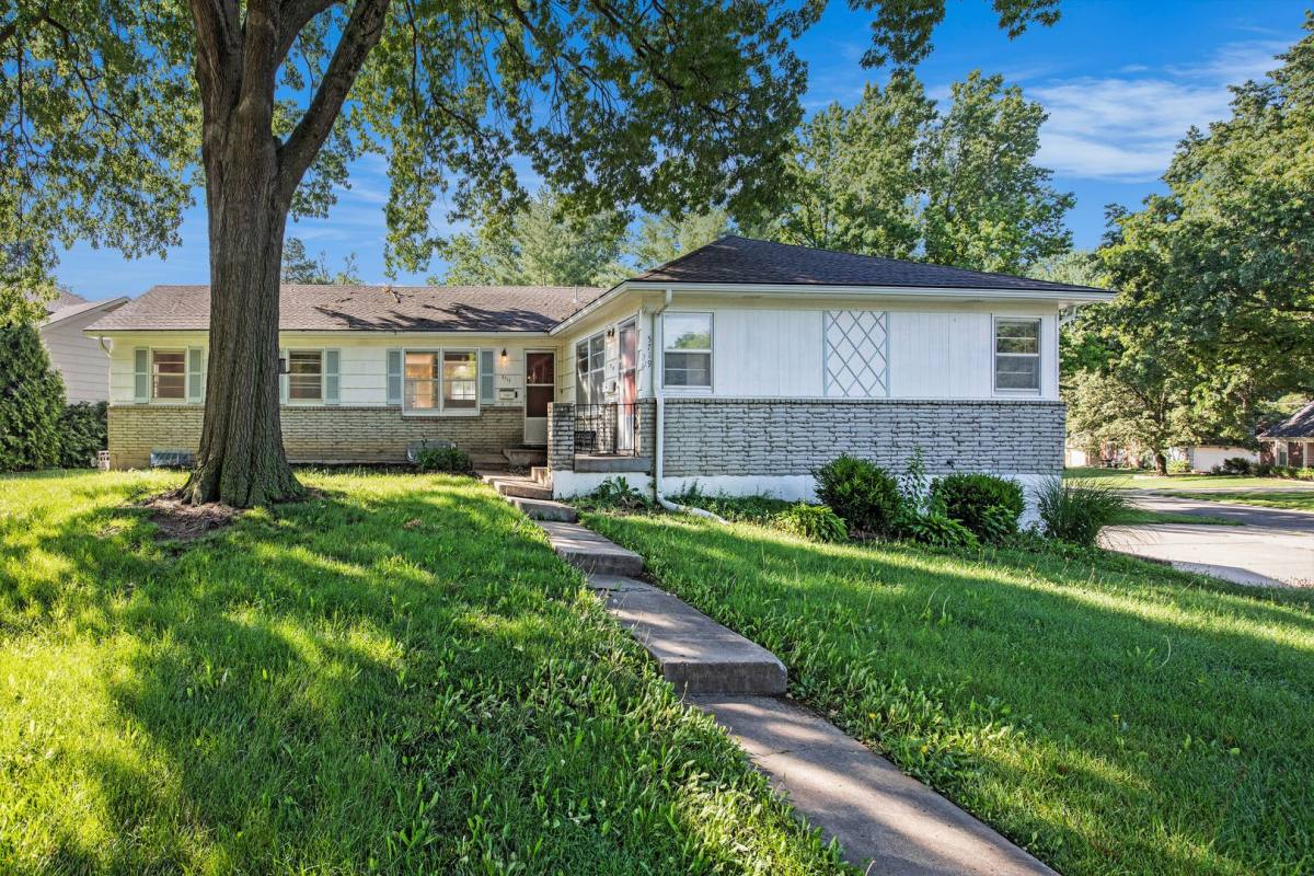 House for rent at 5717 W 97th St, Overland Park, KS 66207