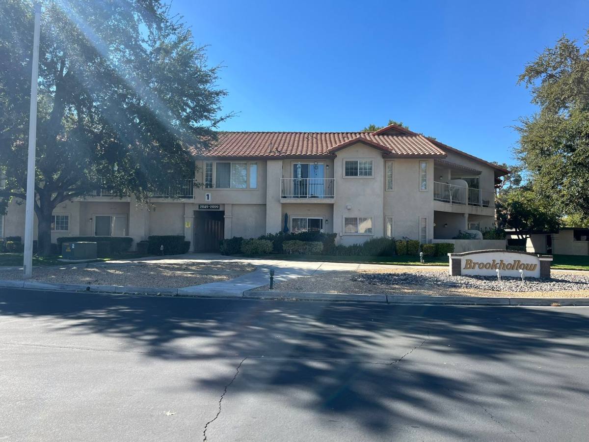 Apartment for rent at 19165 Palo Verde Dr, Apple Valley, CA 92308
