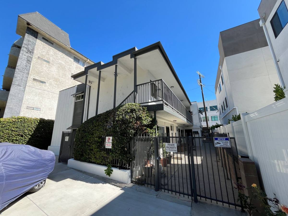 Apartment for rent at 14938 Moorpark St, Sherman Oaks, CA 91403