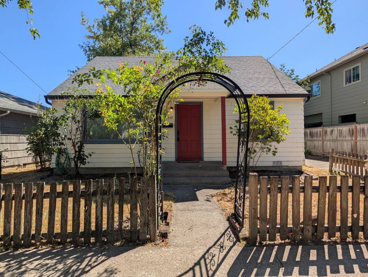 House for rent at 1977 Oak St, Eugene, OR 97405