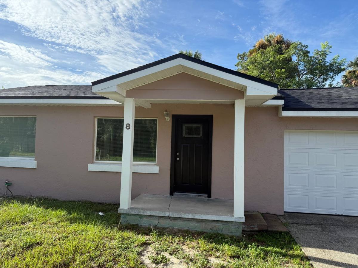 House for rent at 8 W Laurel Oaks Dr, Eustis, FL 32726