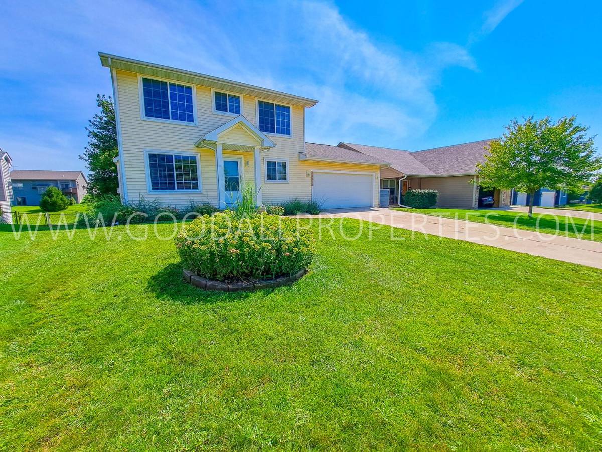 House for rent at 14616 Westbrook Dr, Urbandale, IA 50323