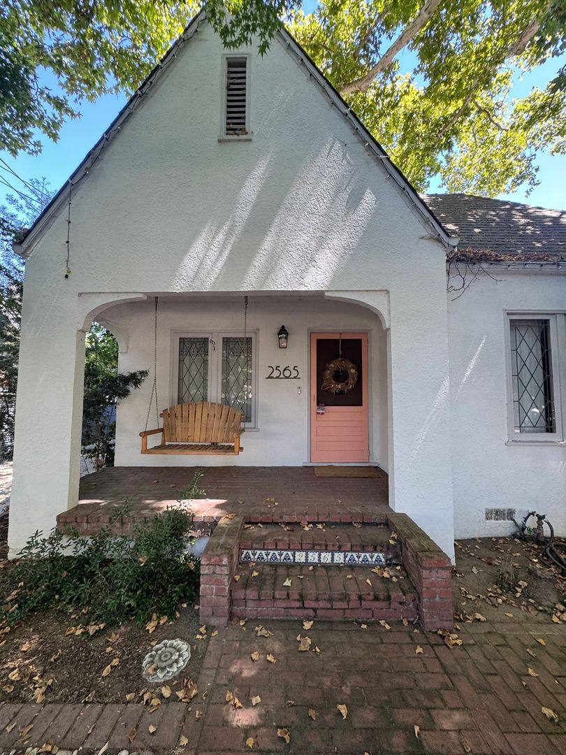 House for rent at 2565 Freeport Blvd, Sacramento, CA 95818