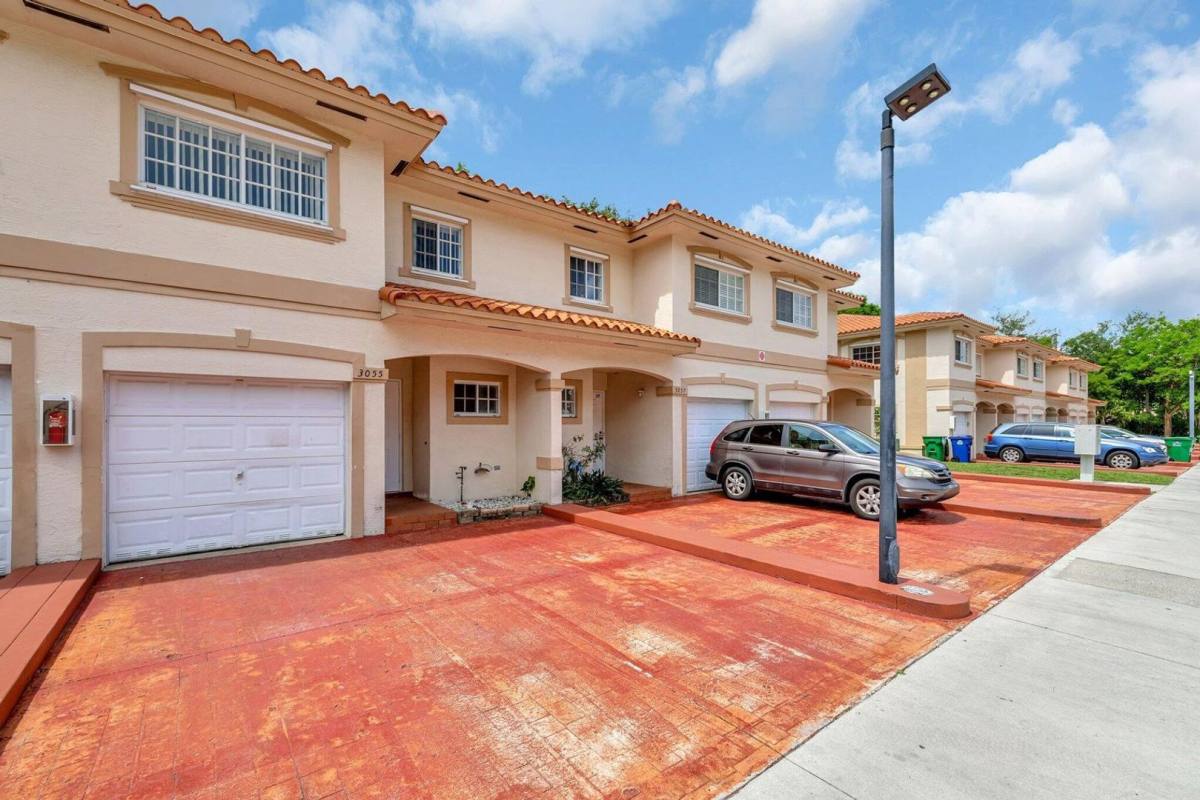 Townhouse for rent at 3055 Riverside Dr, Coral Springs, FL 33065
