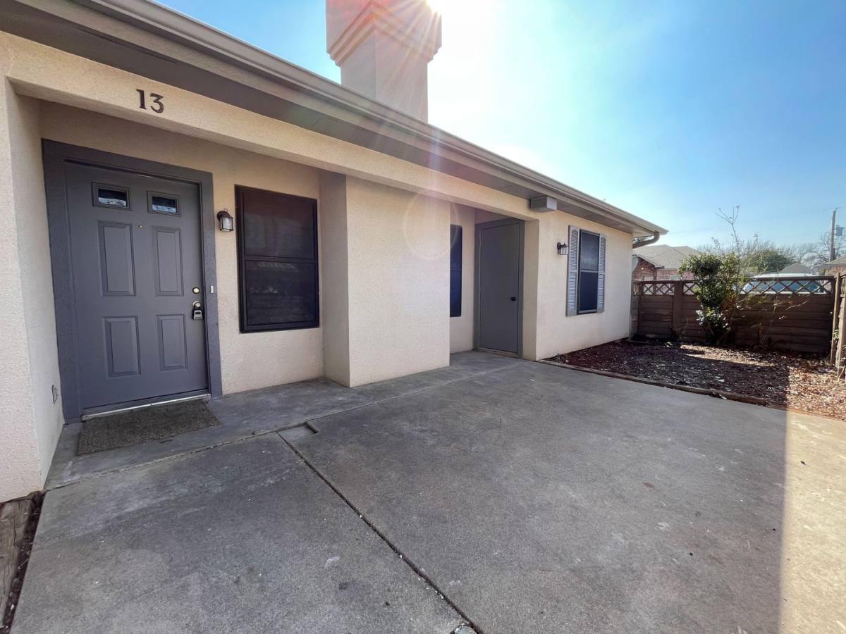 Townhouse for rent at 206 S Nolan River Rd, Cleburne, TX 76033