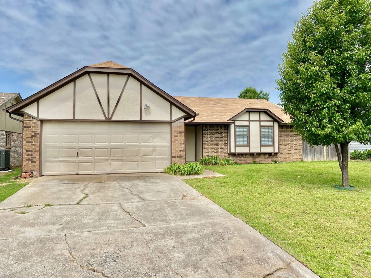 House for rent at 301 Conestoga Dr, Yukon, OK 73099