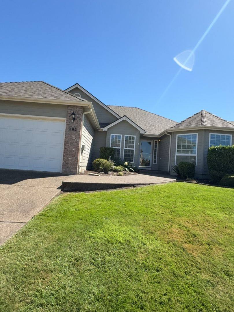 House for rent at 802 Merlot Ave NE, Salem, OR 97303