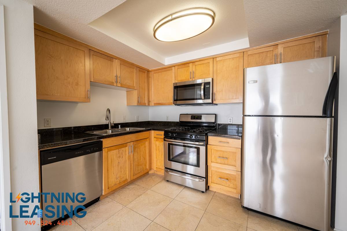 Apartment for rent at 940 Palm Ave #207D, West Hollywood, CA 90069