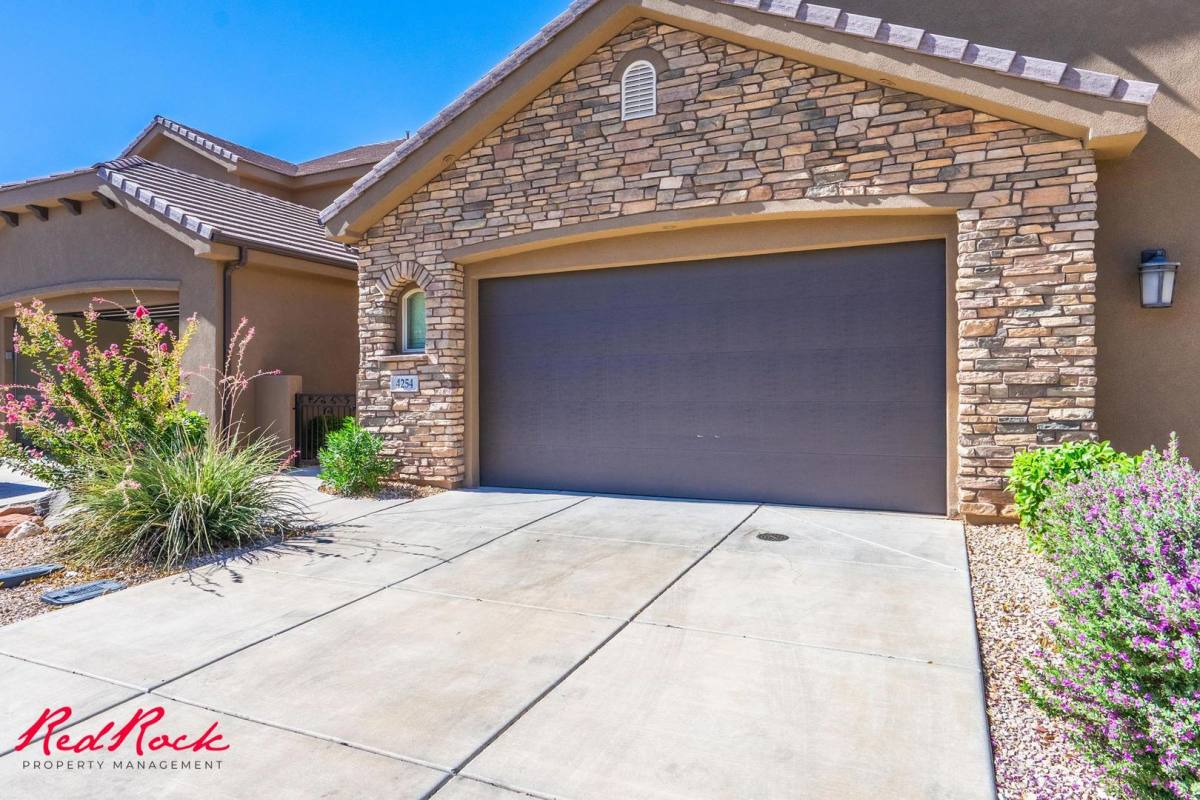 House for rent at 4254 E Razor Ridge Dr, Washington, UT 84780