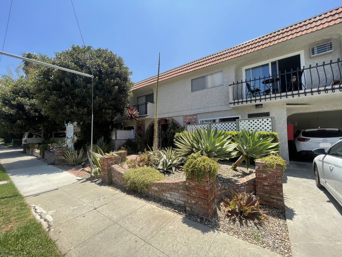 Apartment for rent at 11970 Iowa Ave, Los Angeles, CA 90025