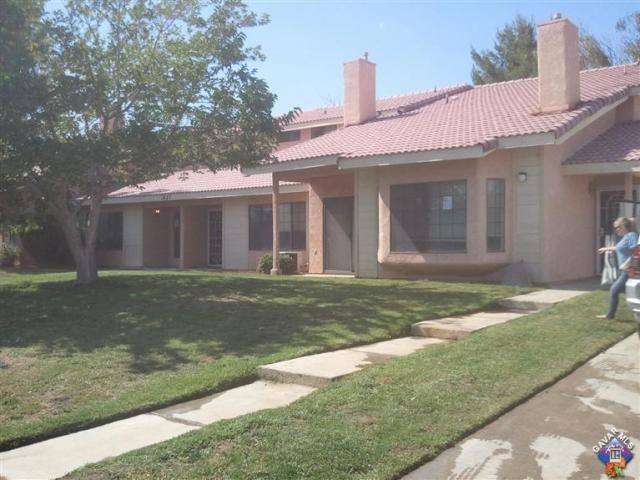 Apartment for rent at 1827 E Ave, Lancaster, CA 93535