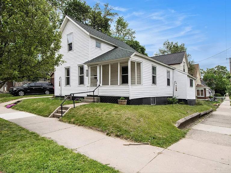 House for rent at 928 Baxter St SE, Grand Rapids, MI 49506