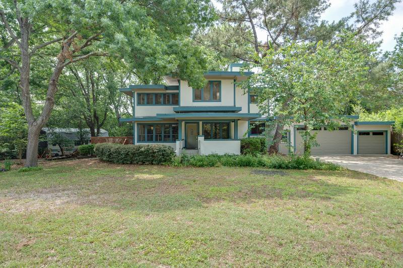 House for rent at 1301 Dublin St, Grapevine, TX 76051