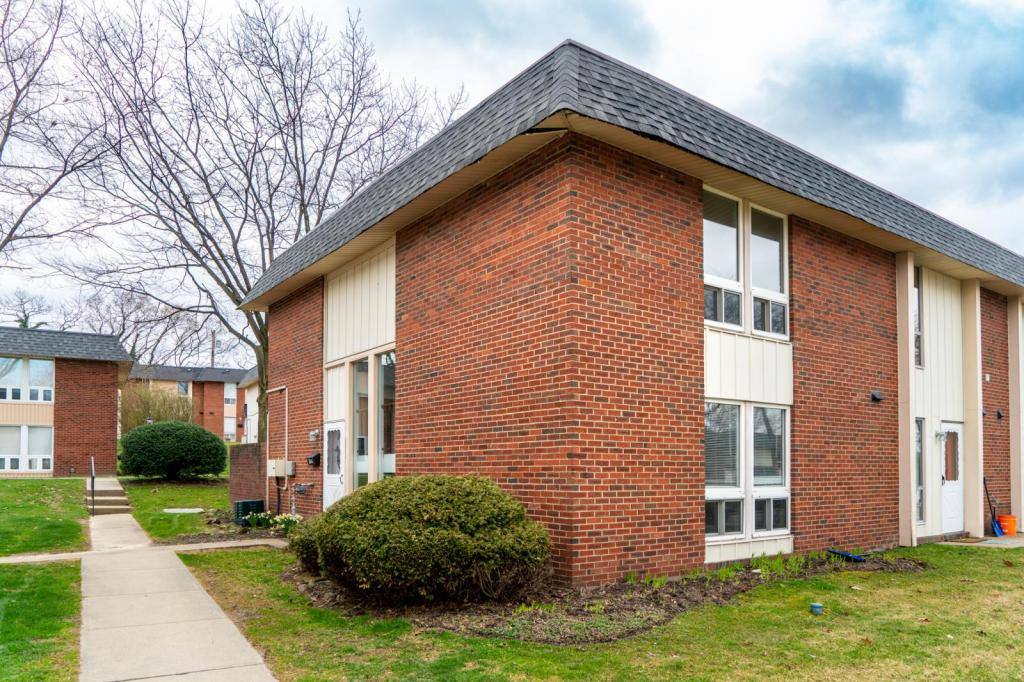 Townhouse for rent at 314 College Park Dr, Coraopolis, PA 15108