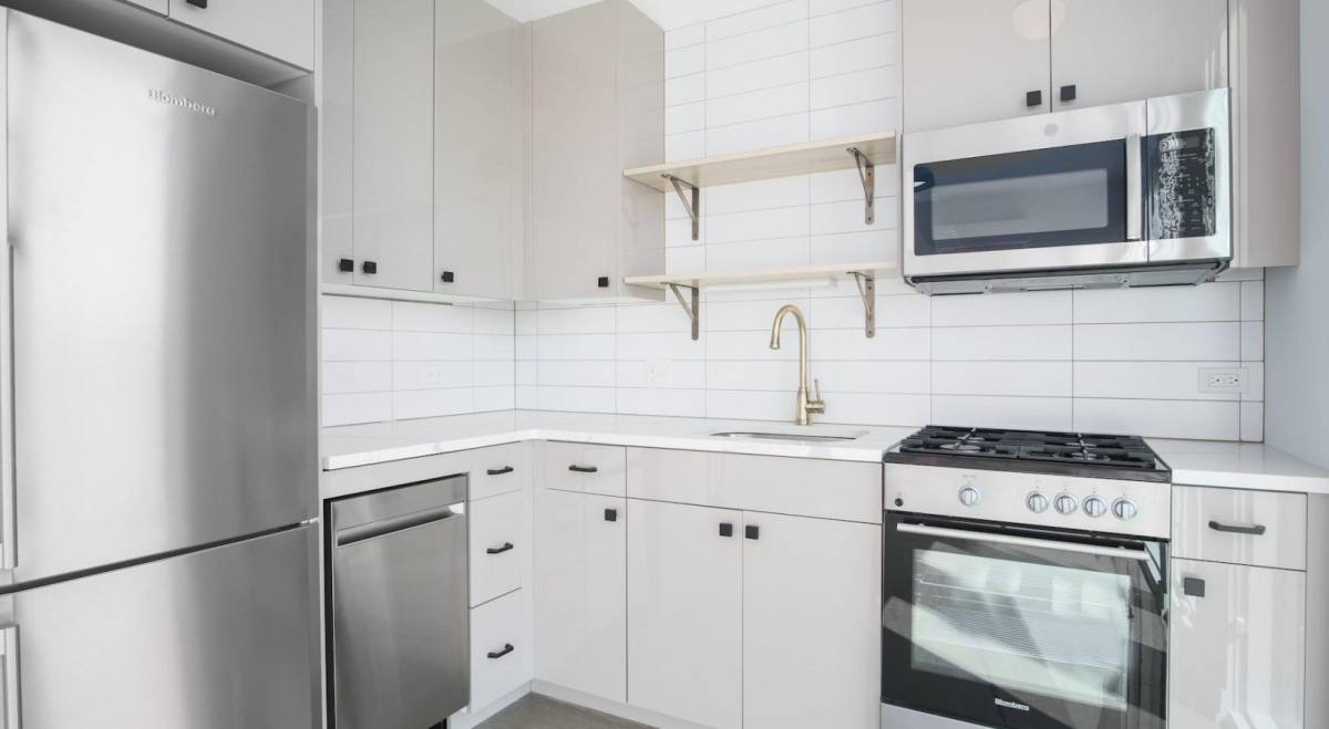 Apartment for rent at 1135 W Winona St, Chicago, IL 60640