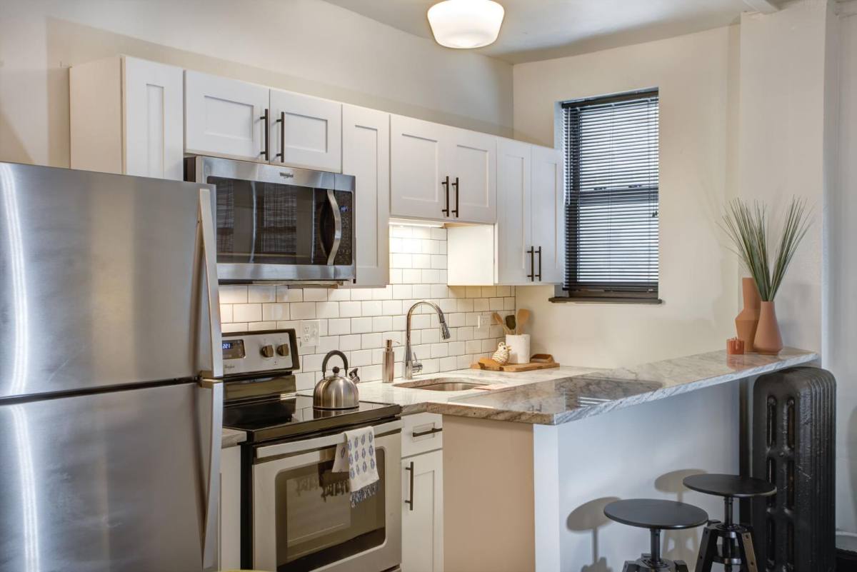 Apartment for rent at 6807 N Sheridan Rd, Chicago, IL 60626