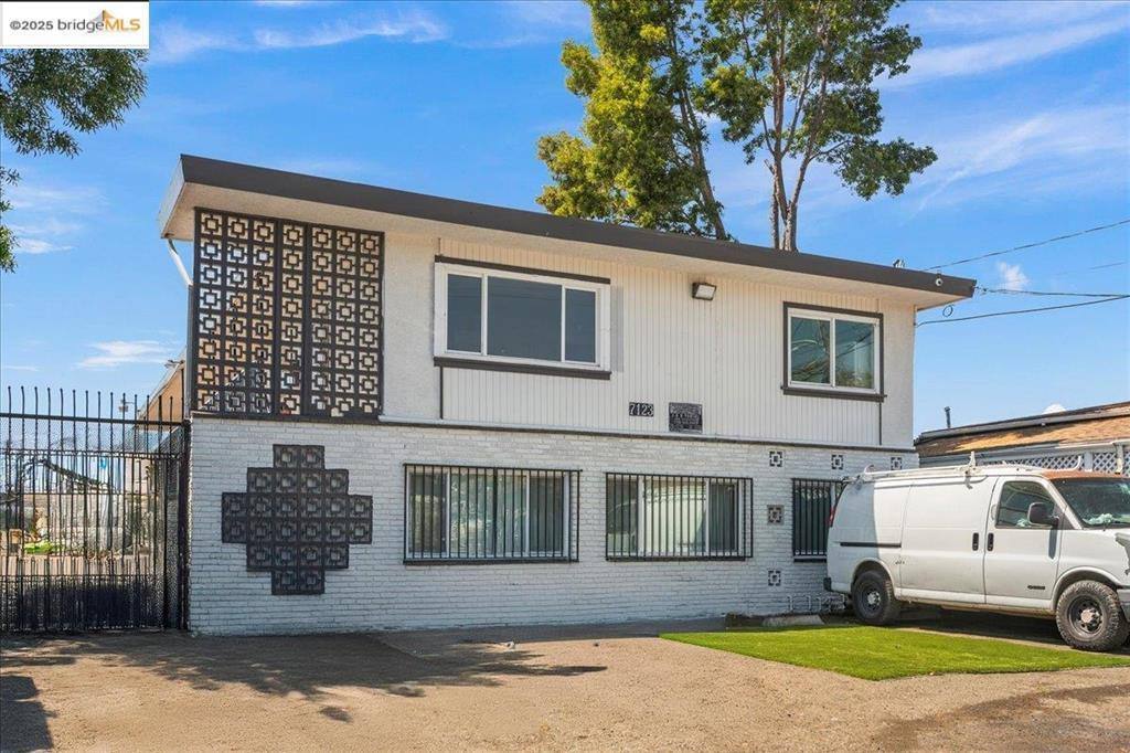 Apartment for rent at 7123 Holly St, Oakland, CA 94621
