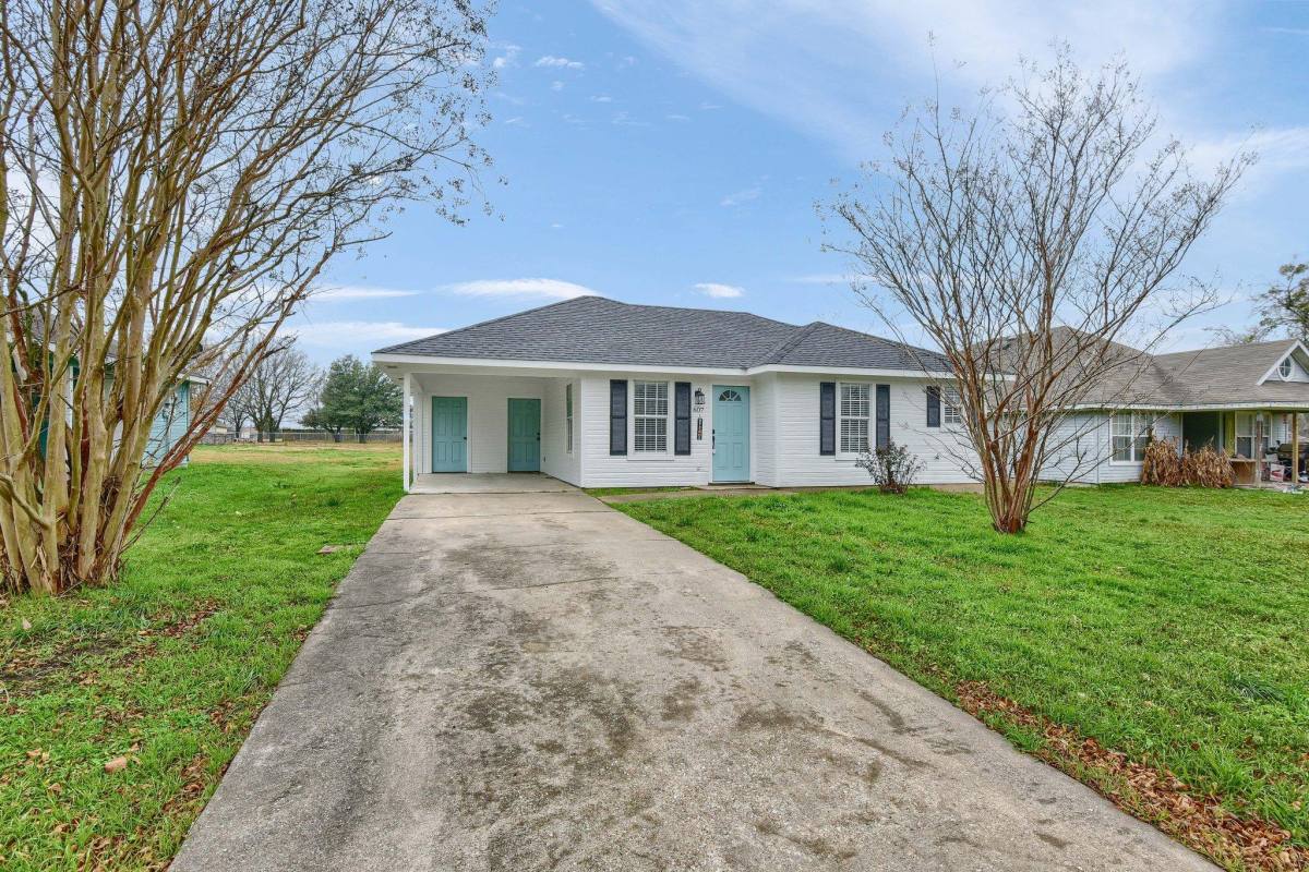 House for rent at 607 Oldham St, Bonham, TX 75418