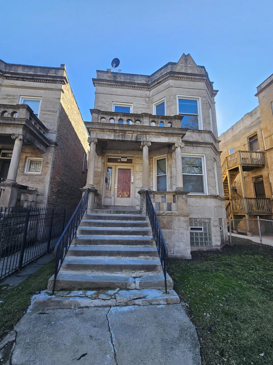 Apartment for rent at 919 W Garfield Blvd, Chicago, IL 60621
