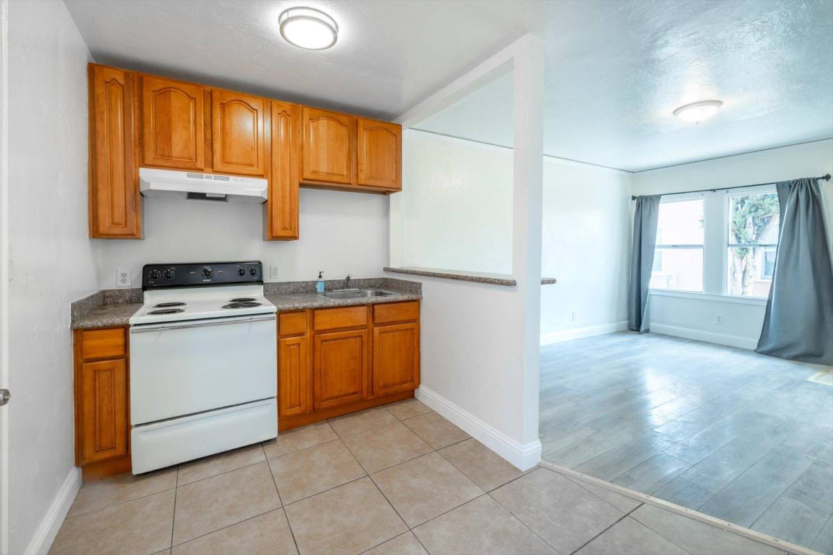 Apartment for rent at Foot Hill Park, 6114 Foothill Blvd #B, Oakland, CA 94605