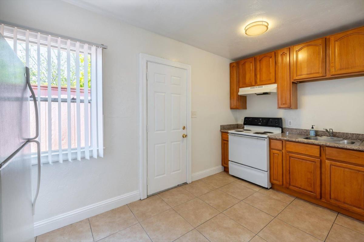 Apartment for rent at Foot Hill Park, 6114 Foothill Blvd #B, Oakland, CA 94605