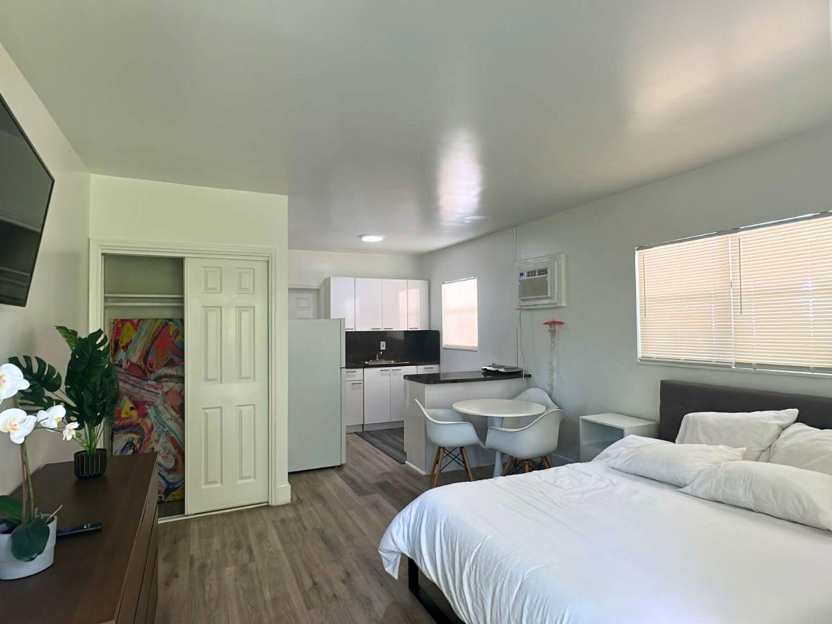 Apartment for rent at 421 Sunset Dr #6, Pompano Beach, FL 33062