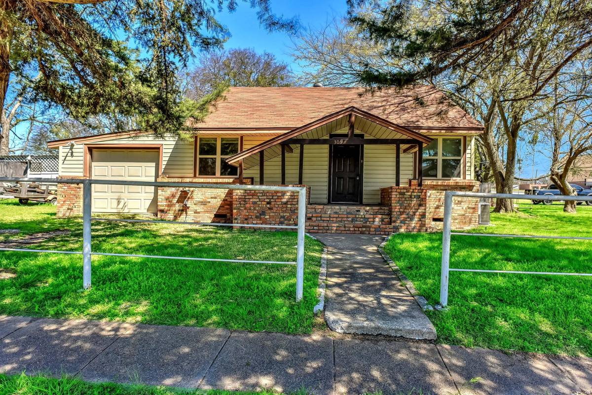 House for rent at 309 E King St, Sherman, TX 75090