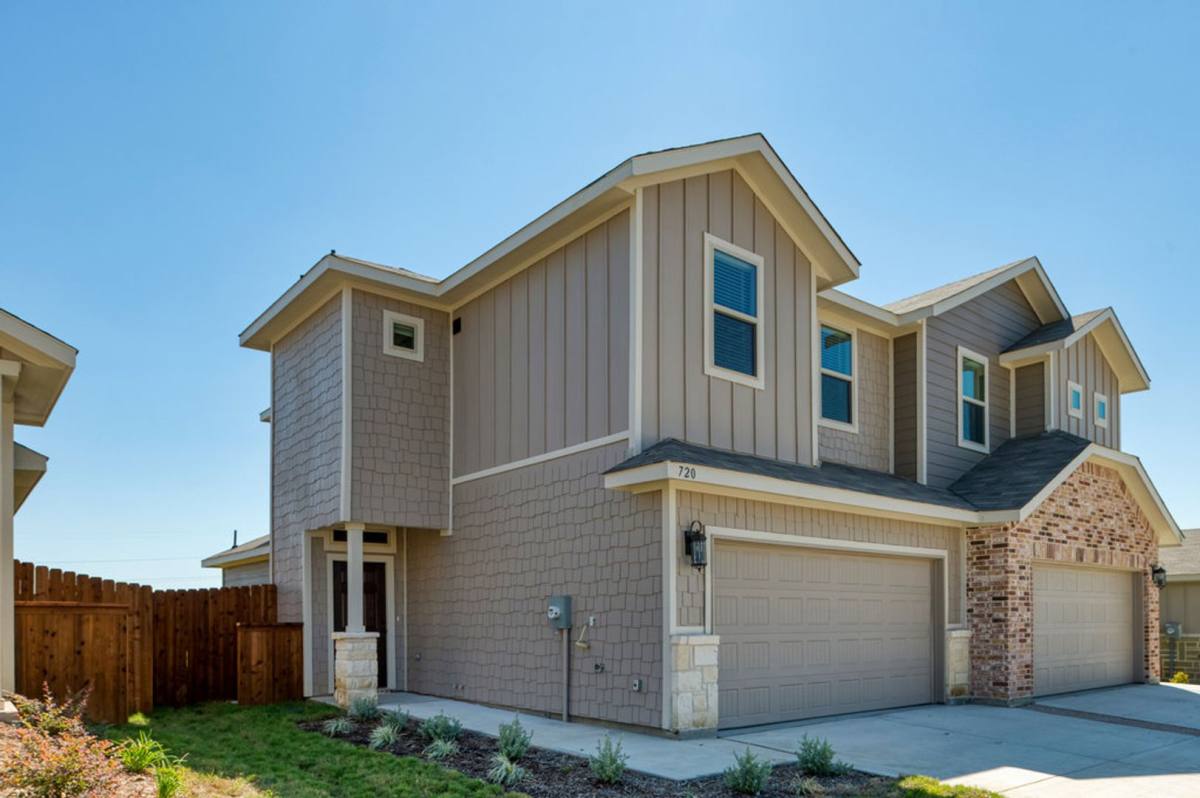 Townhouse for rent at 720 Harvest Moon Dr, Venus, TX 76084