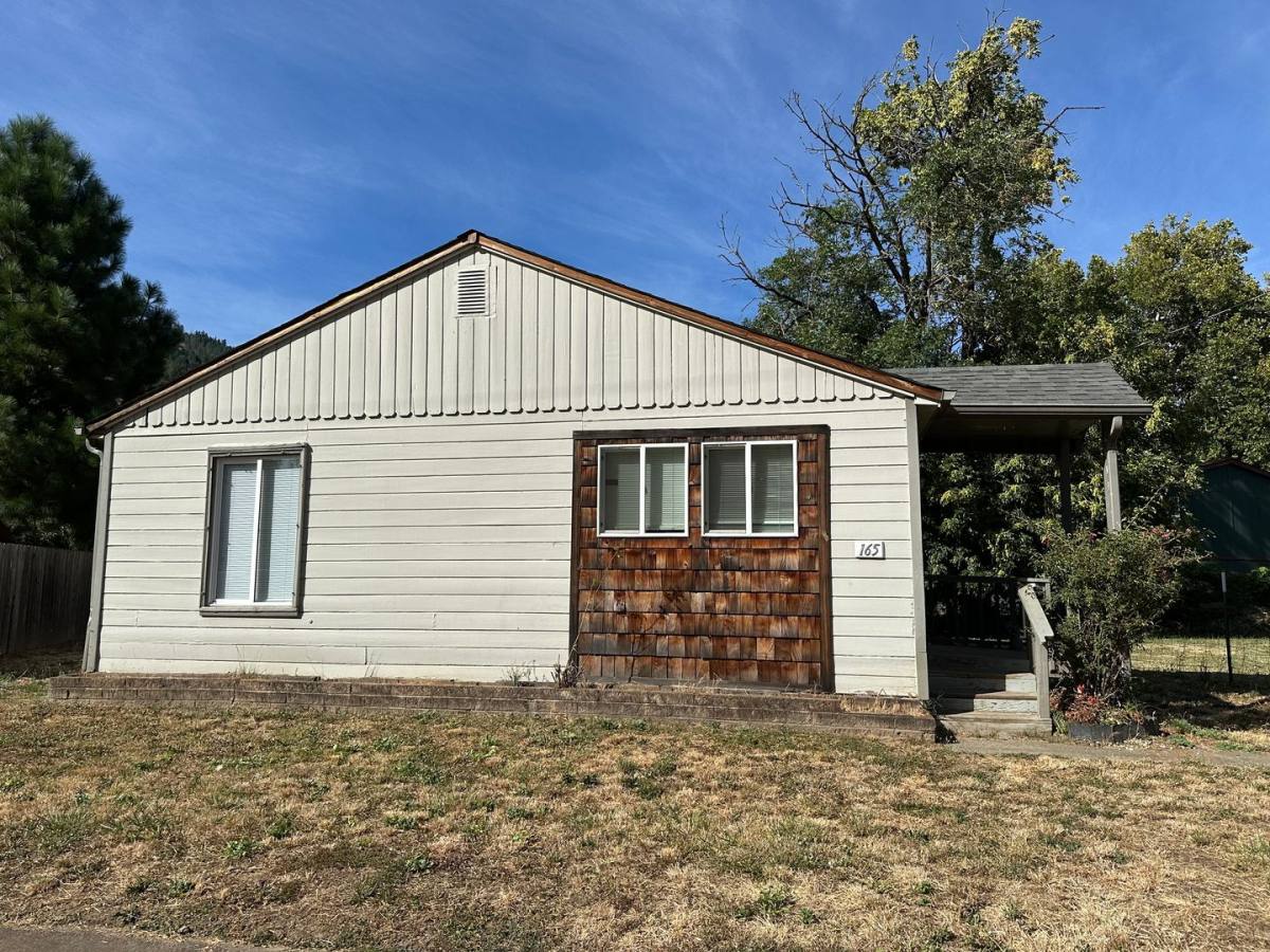House for rent at 165 NE Oak St, Myrtle Creek, OR 97457