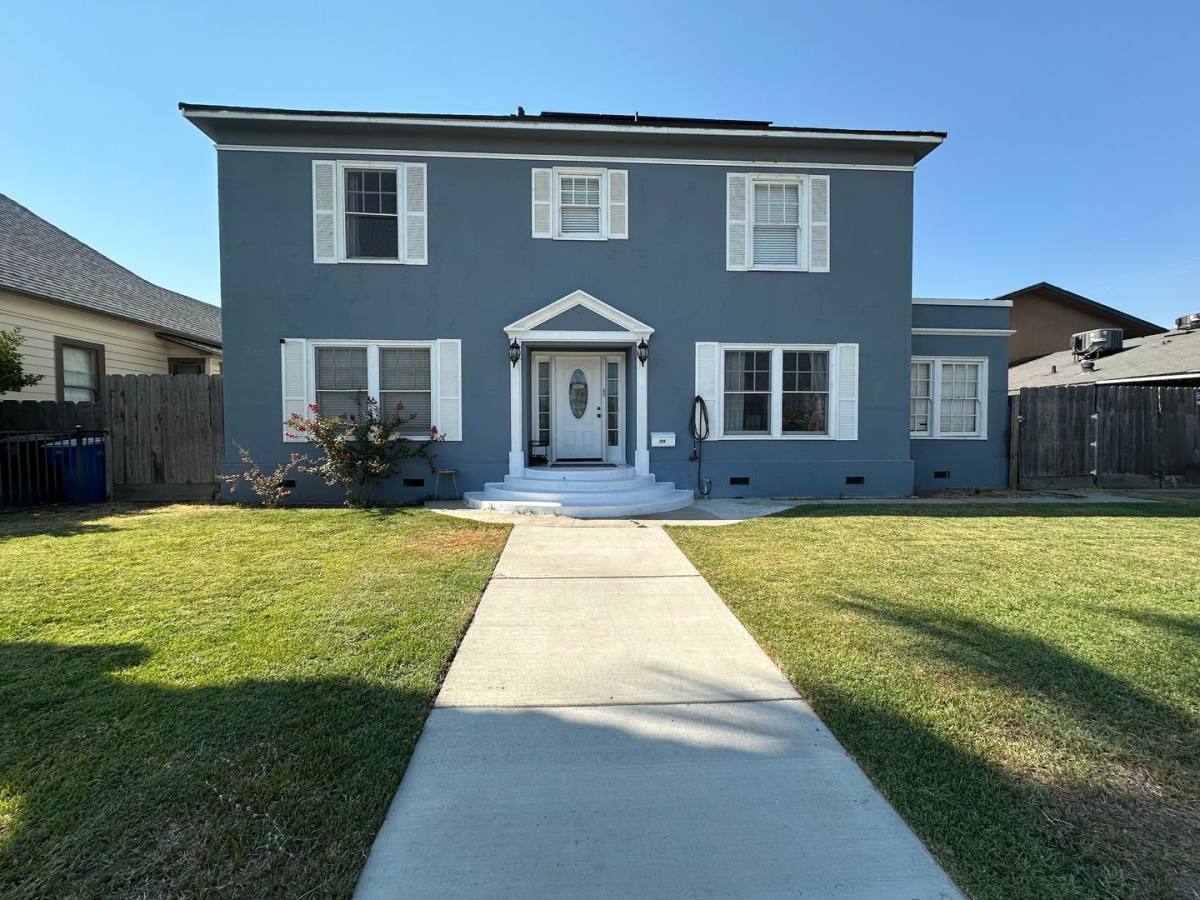 House for rent at 209 E 11th St, Hanford, CA 93230