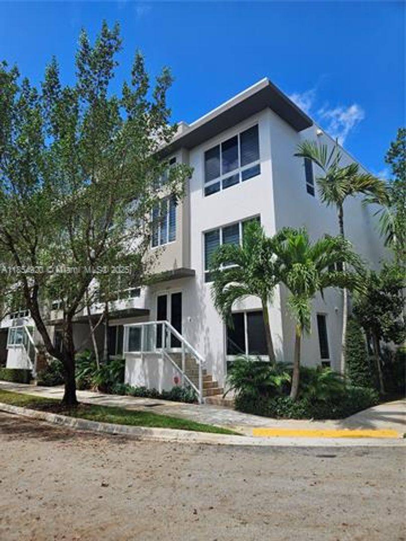 Townhouse for rent at 6670 NW 105th Court, Miami, FL 33178