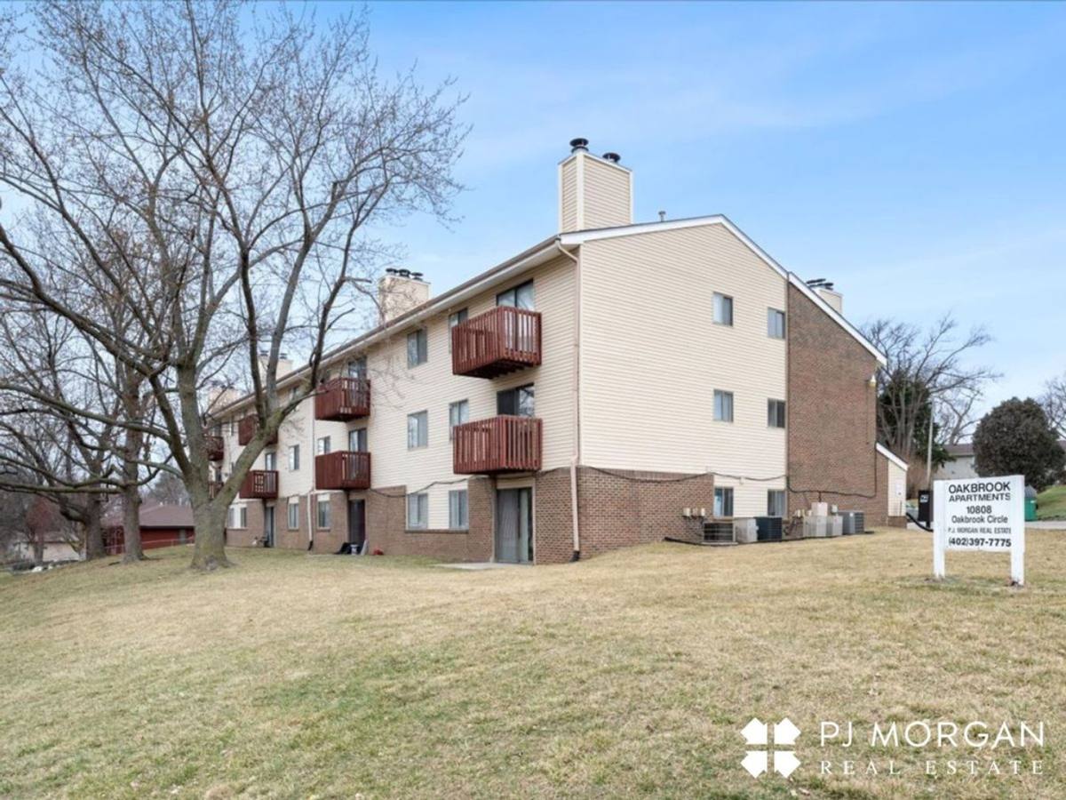Apartment for rent at 10808 Oakbrook Circle, Omaha, NE 68154