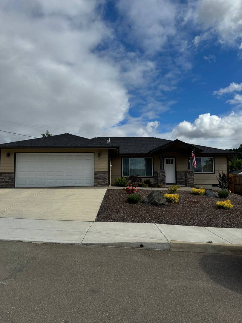 House for rent at 207 Addison Ave, Sutherlin, OR 97479