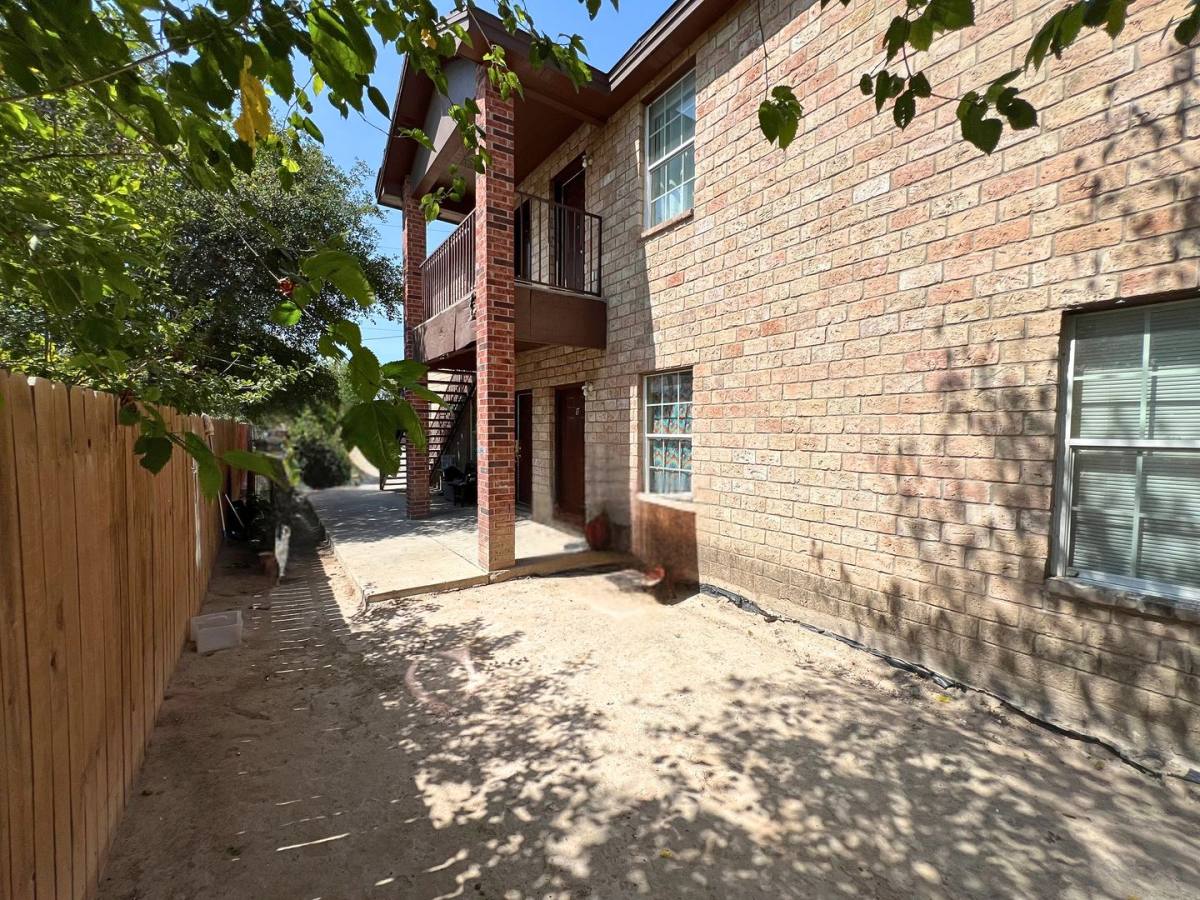 Apartment for rent at 418 W Plum St, Laredo, TX 78040
