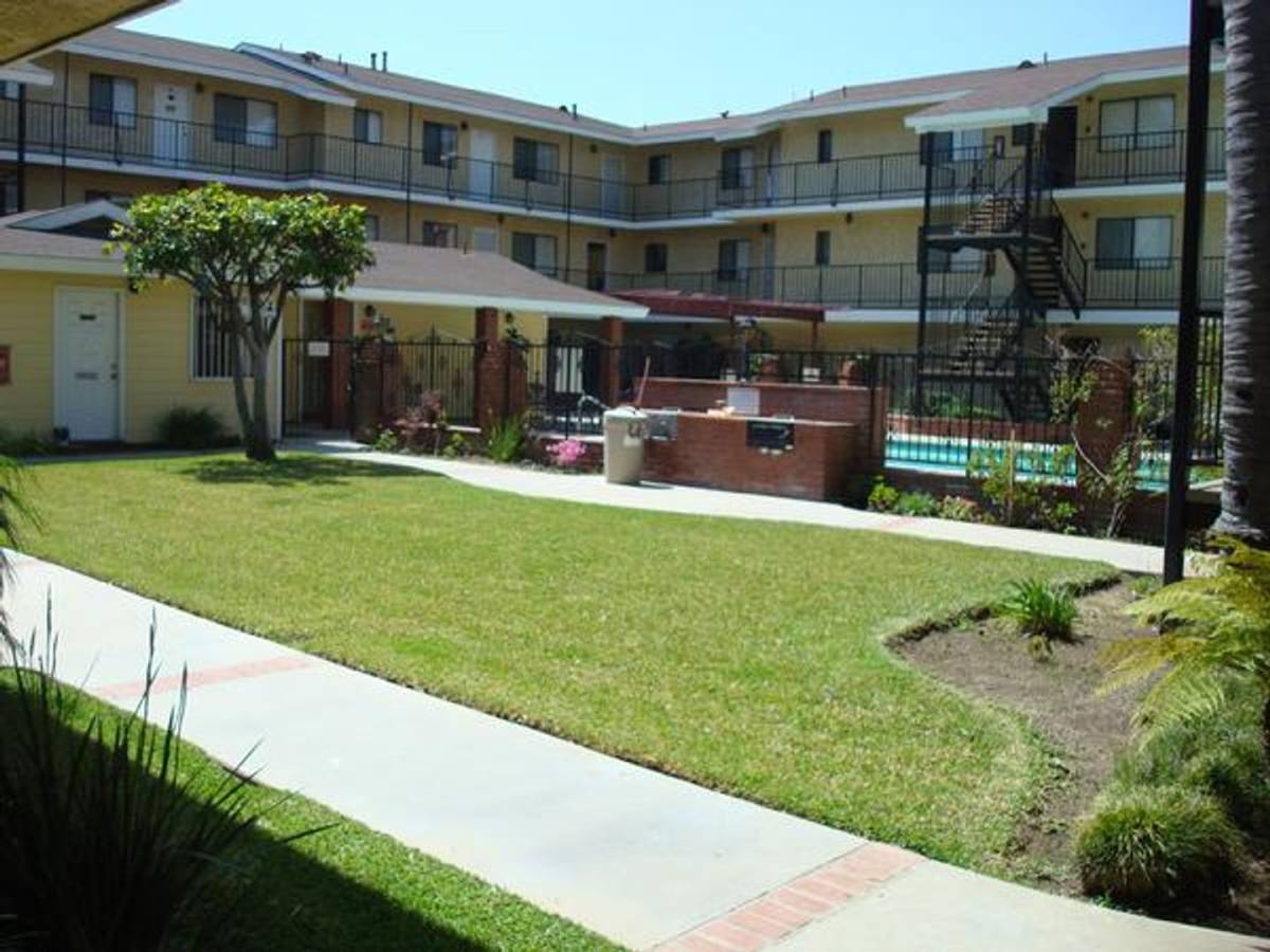 Apartment for rent at 14501 Cerise Ave, Hawthorne, CA 90250